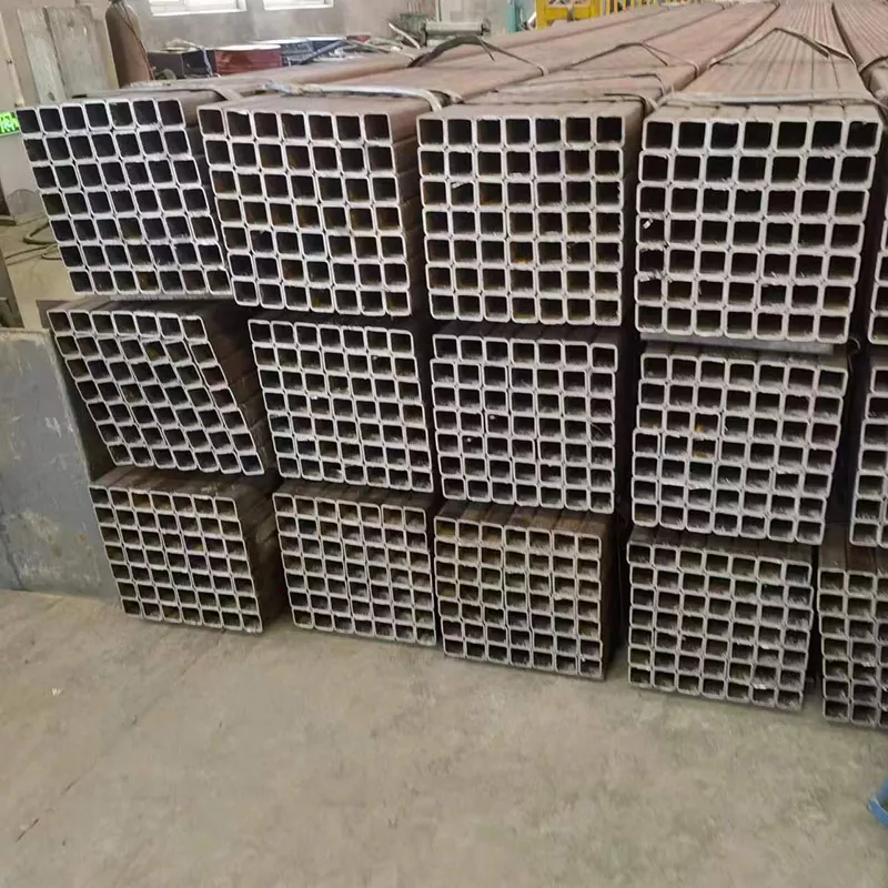 أنبوب مستطيل أسود سميك